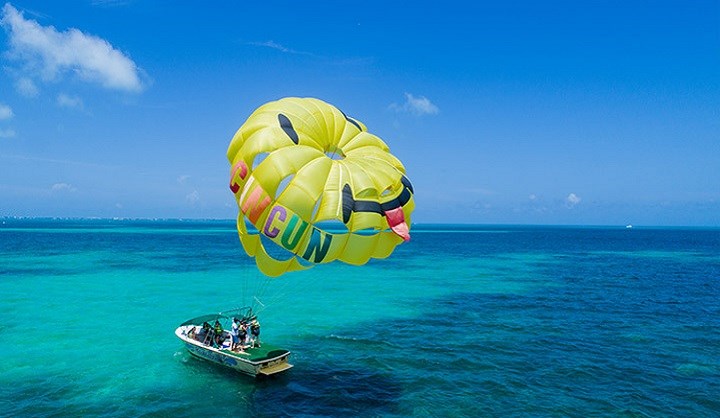 parasailing adventure in cancun