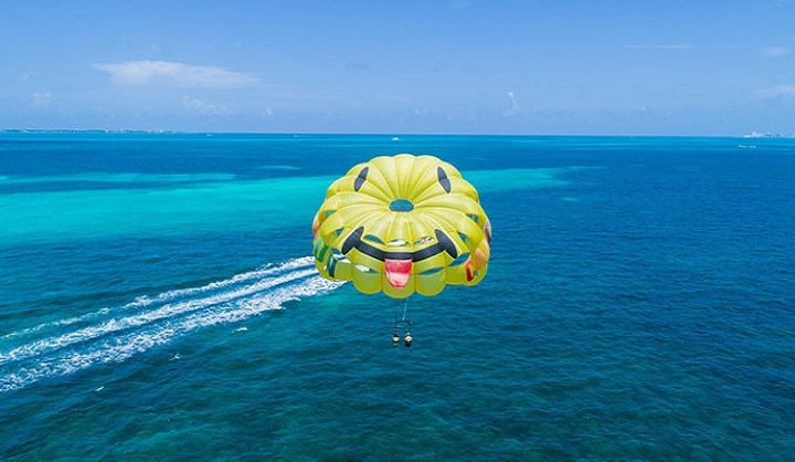 parasailing adventure in cancun